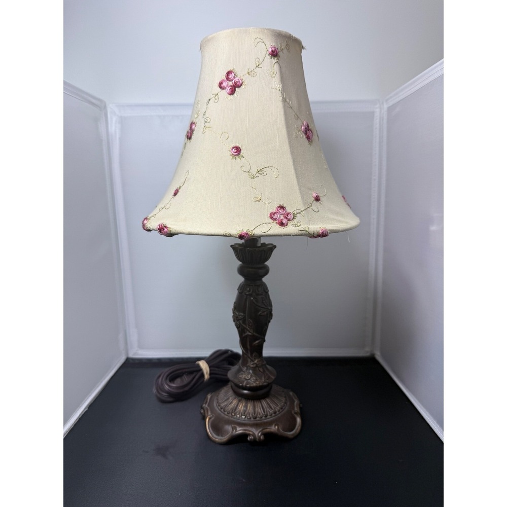 Vintage‎ Dale Tiffany table Lamp Floral Embroidered roses Shade 15" tall
